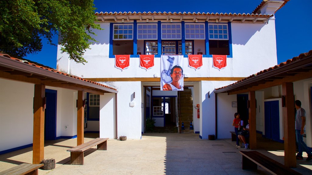 Casa da Cultura de Paraty que inclui sinalização