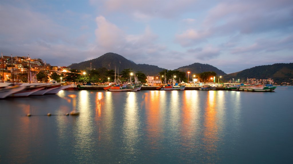 Cais Turistico de Santa Luzia mostrando una bahía o puerto, escenas nocturnas y una pequeña ciudad o pueblo