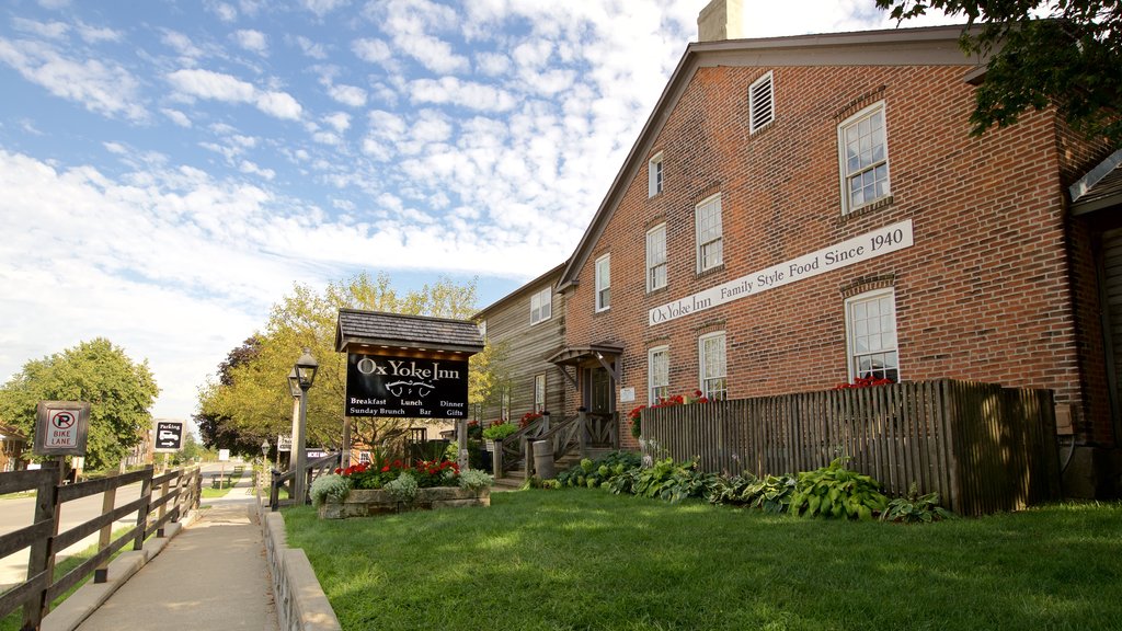 Amana Colonies ofreciendo una pequeña ciudad o aldea, señalización y una casa