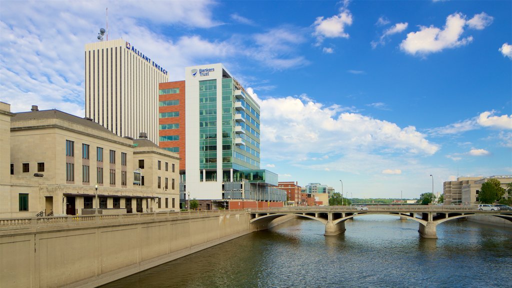 Cedar Rapids - Iowa City que inclui um rio ou córrego, uma cidade e uma ponte