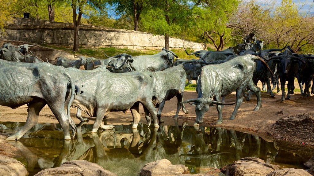 Pioneer Plaza caracterizando uma estátua ou escultura e arte ao ar livre