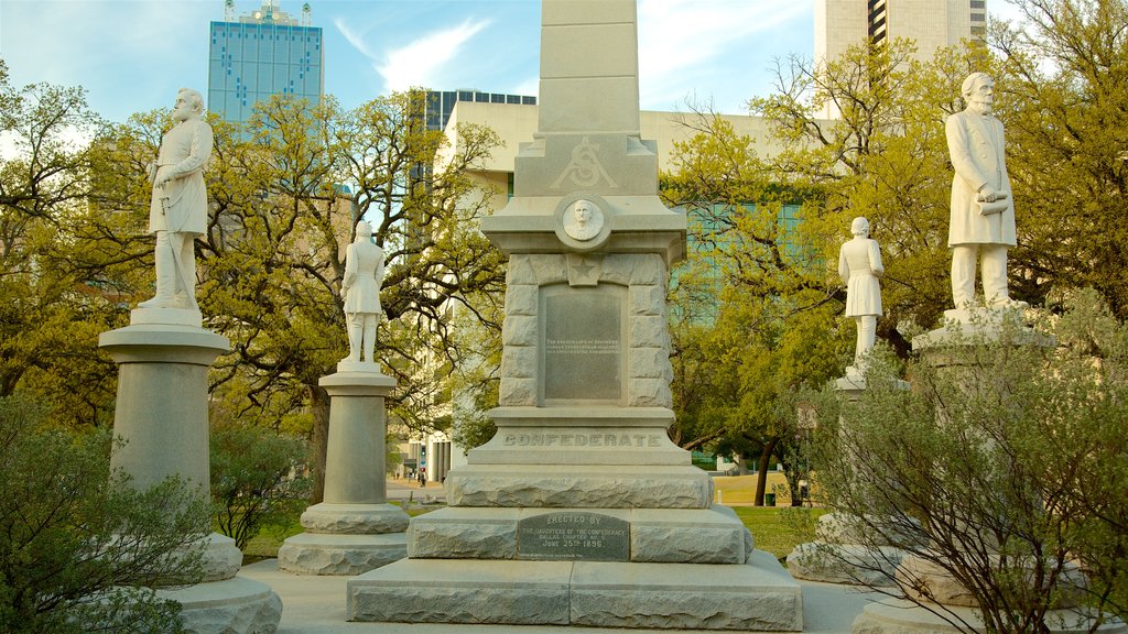 Parque Pioneer Plaza que incluye una estatua o escultura y un monumento