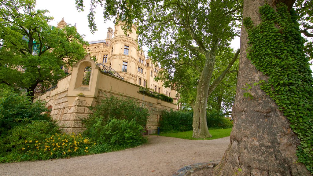 Schwerin Castle showing heritage architecture and a garden