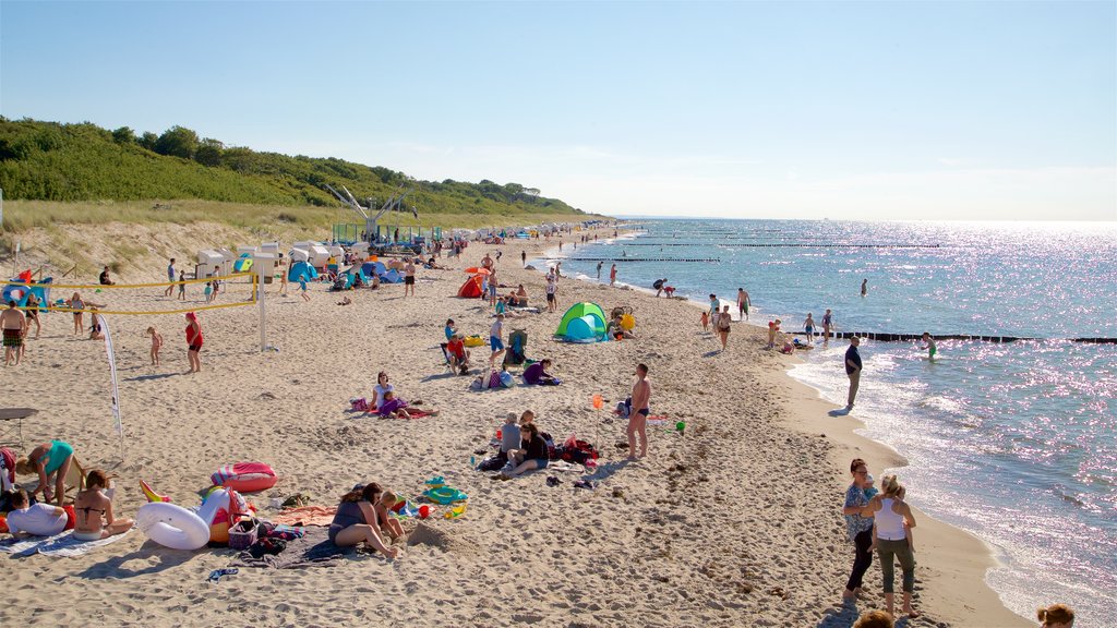 Graal-Müritz inclusief een zandstrand en algemene kustgezichten en ook een grote groep mensen