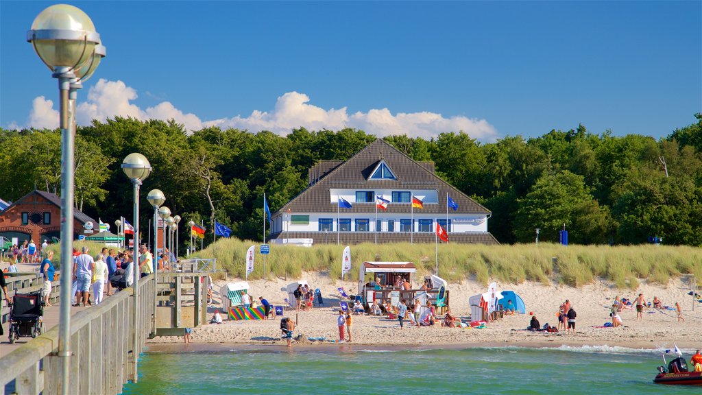 Graal-Müritz toont algemene kustgezichten en een zandstrand en ook een klein groepje mensen