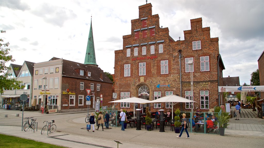 Travemünde mostrando arquitectura patrimonial y comidas al aire libre y también un pequeño grupo de personas