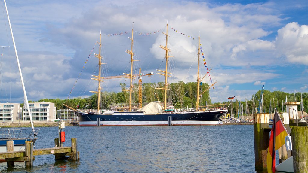 Travemünde que incluye una bahía o un puerto y elementos patrimoniales