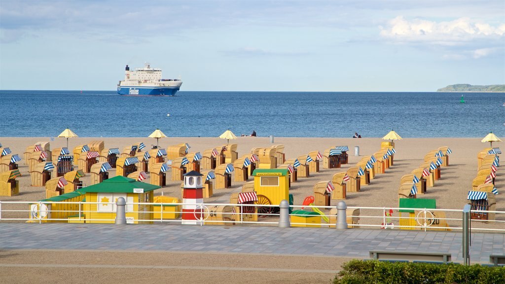 Travemünde som viser en sandstrand og udsigt over kystområde