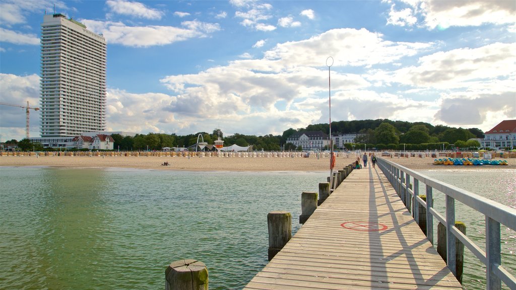 Travemünde som viser udsigt over kystområde og en strand