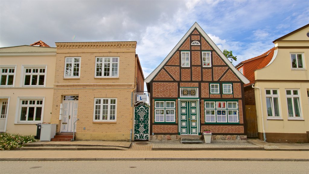 Travemünde mostrando uma cidade pequena ou vila e uma casa