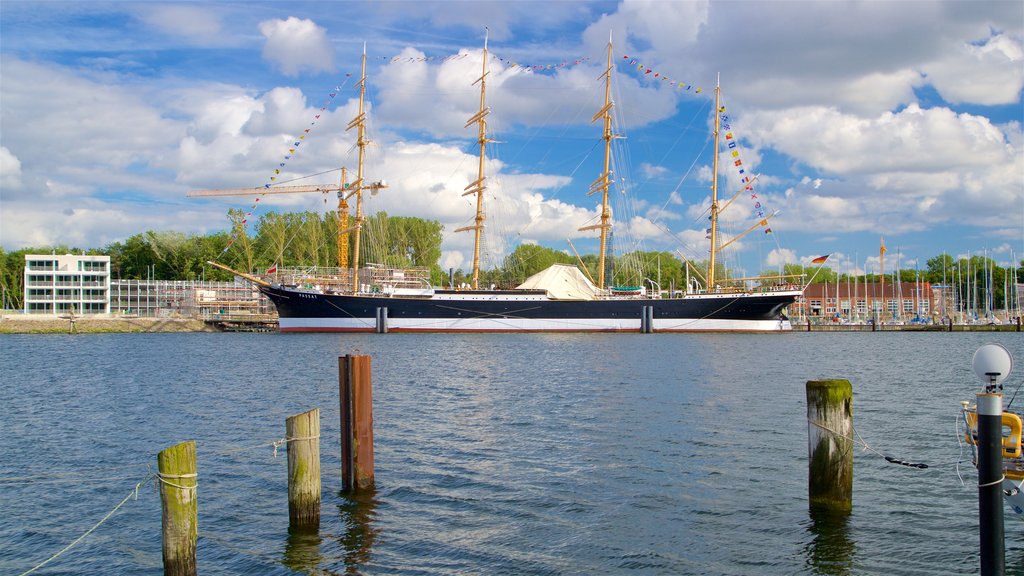 Travemünde mostrando elementos patrimoniales y una bahía o un puerto