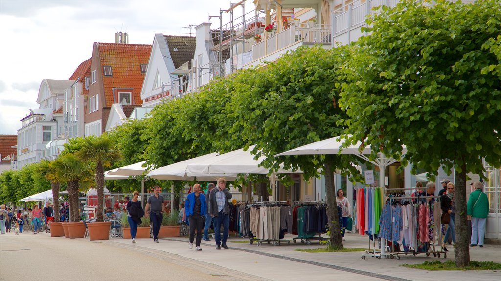 Travemünde que inclui cenas de rua assim como um pequeno grupo de pessoas