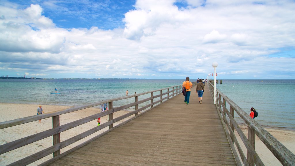 Scharbeutz que incluye vistas generales de la costa y una playa y también un pequeño grupo de personas