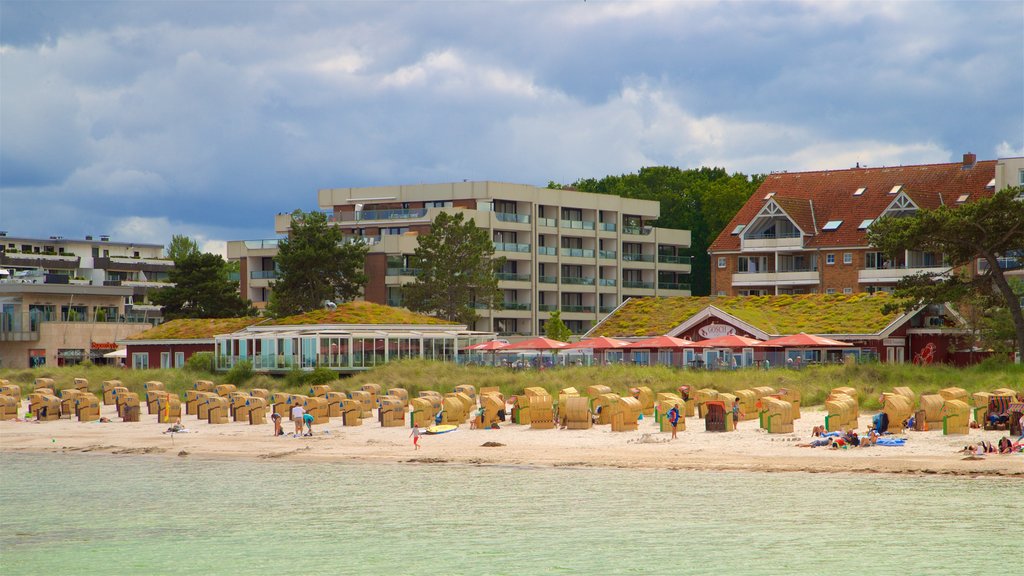 Scharbeutz que incluye vistas generales de la costa, una ciudad costera y una playa de arena