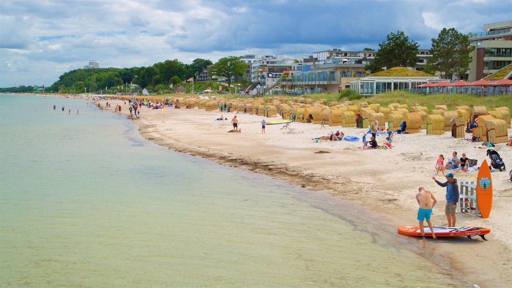 Scharbeutz som viser sandstrand, kyst og kystby