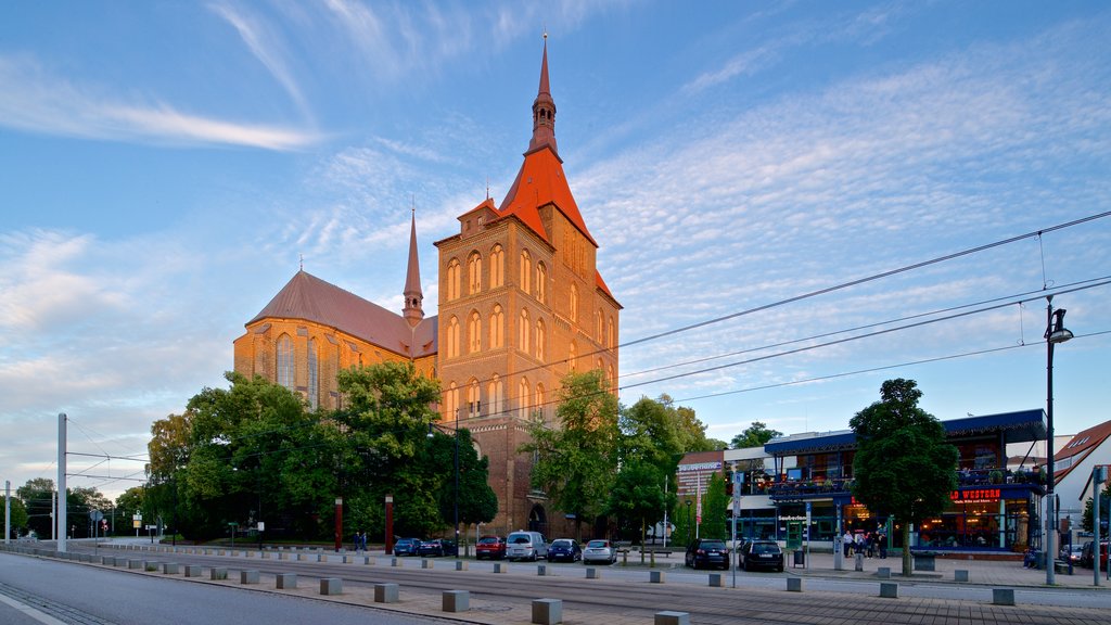 Marienkirche mostrando patrimonio de arquitectura y una puesta de sol