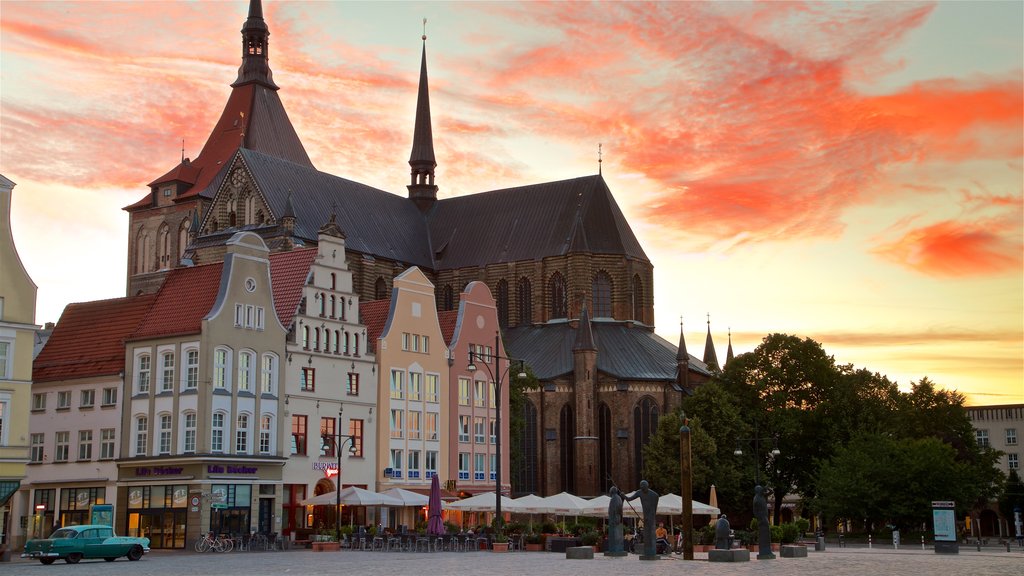 Marienkirche que incluye patrimonio de arquitectura y una puesta de sol