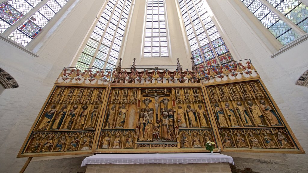 Marienkirche ofreciendo elementos religiosos, elementos del patrimonio y vistas interiores