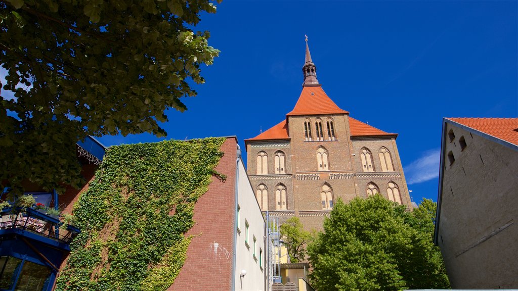 Marienkirche que incluye arquitectura patrimonial y una iglesia o catedral