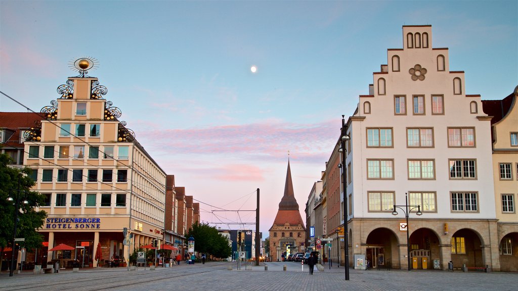 Nuevo Mercado ofreciendo una ciudad y un atardecer