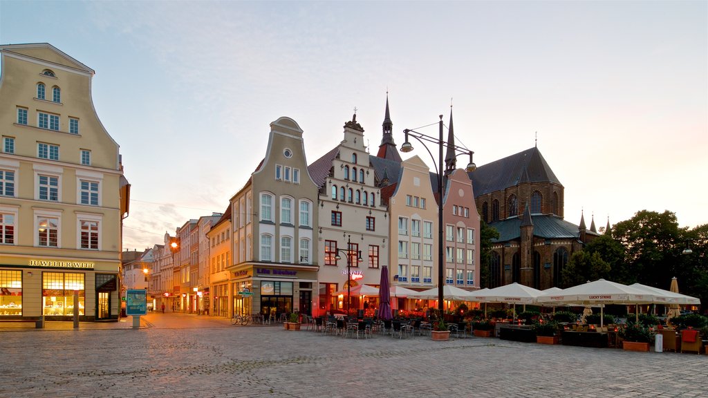 New Market mettant en vedette un coucher de soleil, une ville et une place publique