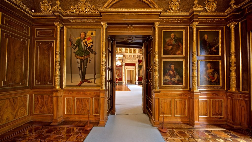 Castillo de Schwerin que incluye arte, elementos del patrimonio y vistas interiores