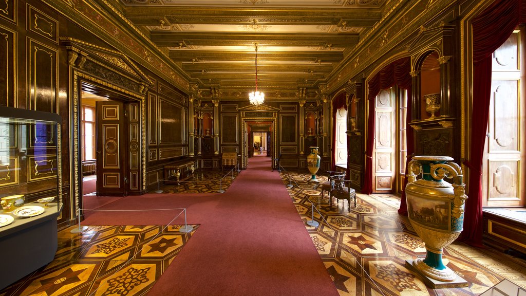 Castillo de Schwerin mostrando elementos del patrimonio y vistas interiores