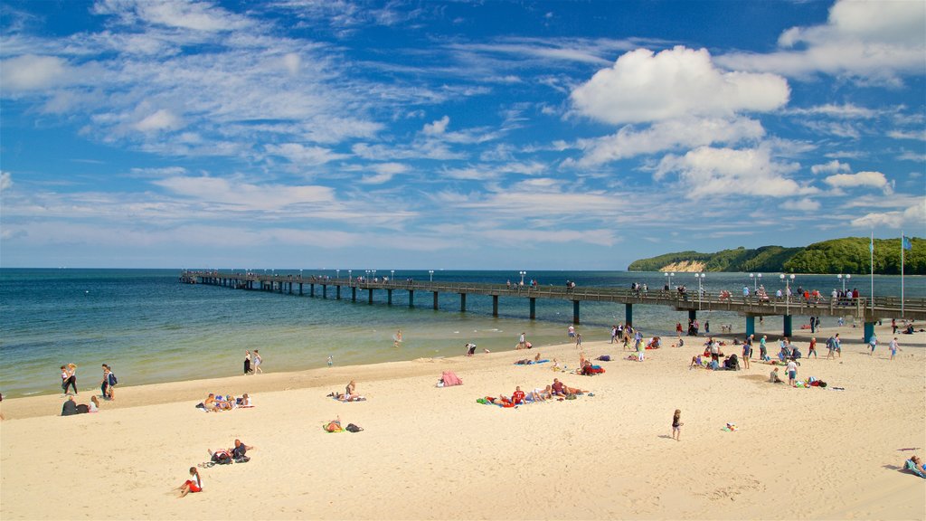 Playa de Binz ofreciendo una playa y vista general a la costa y también un pequeño grupo de personas