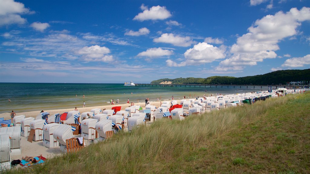 Playa de Binz ofreciendo una playa de arena y vista general a la costa