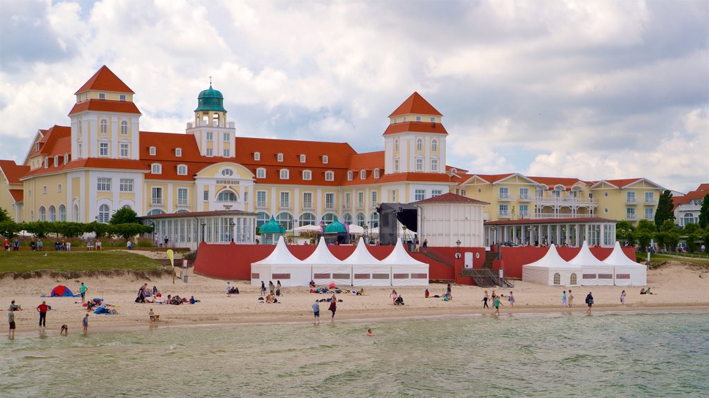 Praia de Binz mostrando um hotel, uma praia de areia e paisagens litorâneas