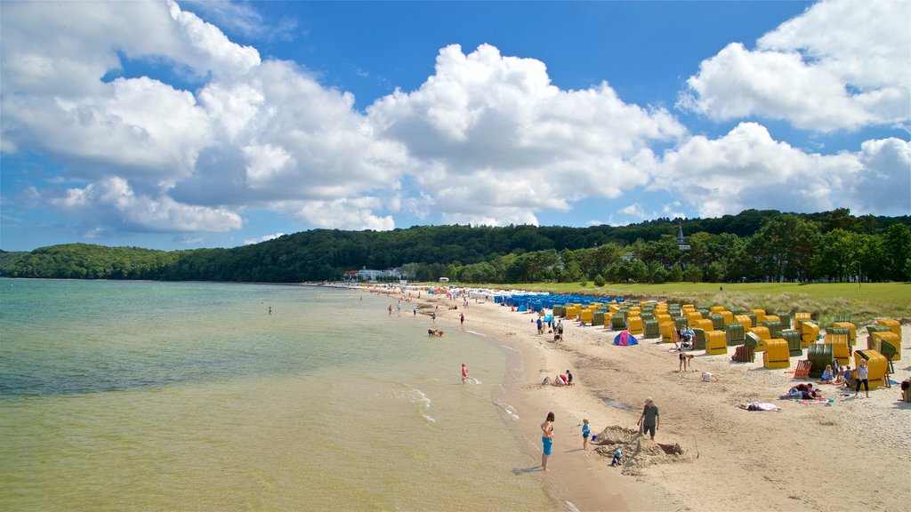 Playa de Binz mostrando una playa y vista general a la costa y también un pequeño grupo de personas