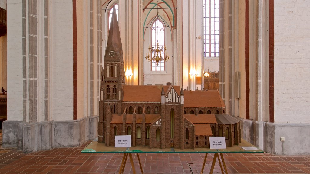 Catedral de Schwerin que inclui uma igreja ou catedral, vistas internas e elementos de patrimônio