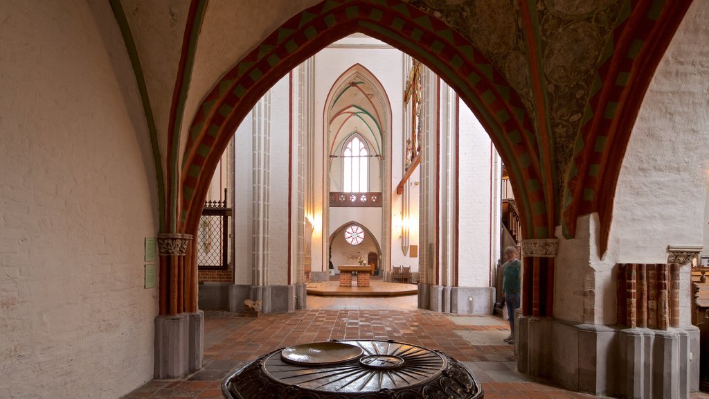 Catedral de Schwerin mostrando vistas interiores, una iglesia o catedral y elementos del patrimonio