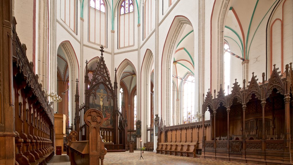 Cathédrale de Schwerin montrant éléments du patrimoine, scènes intérieures et une église ou une cathédrale