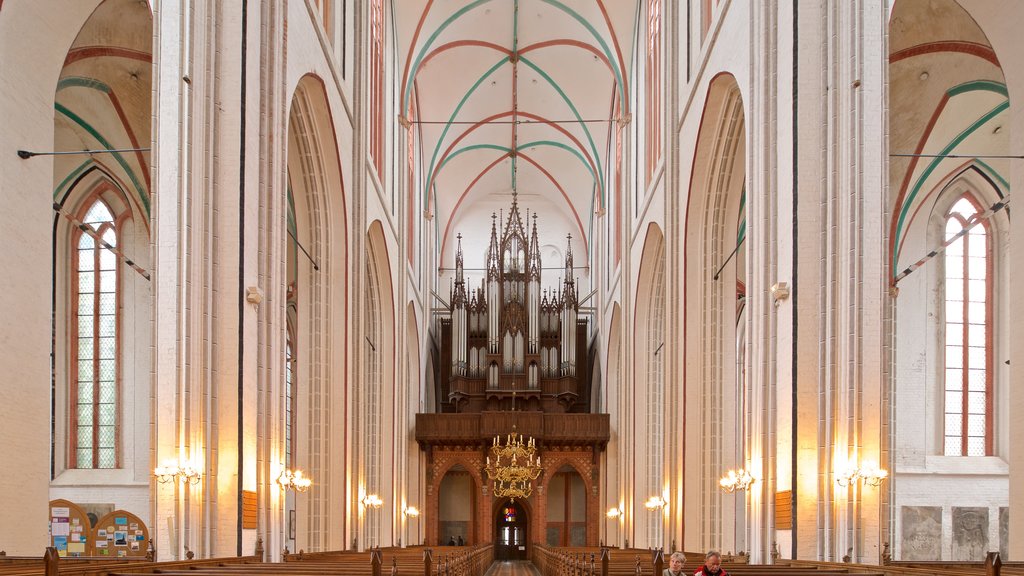 Catedral de Schwerin ofreciendo vista interna, elementos patrimoniales y una iglesia o catedral