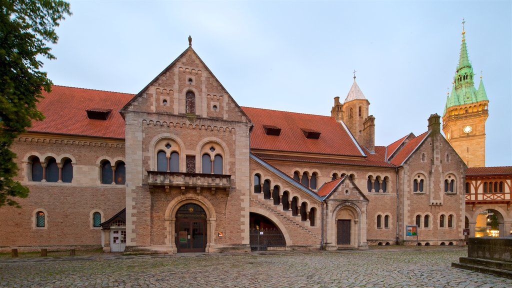 Castelo Dankwarderode que inclui arquitetura de patrimônio e uma igreja ou catedral