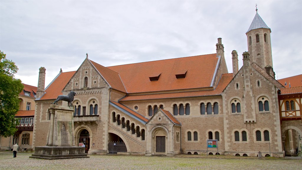 Dankwarderode Castle which includes a church or cathedral and heritage architecture