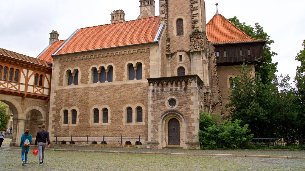 Burg Dankwarderode bevat een kerk of kathedraal, historische architectuur en straten