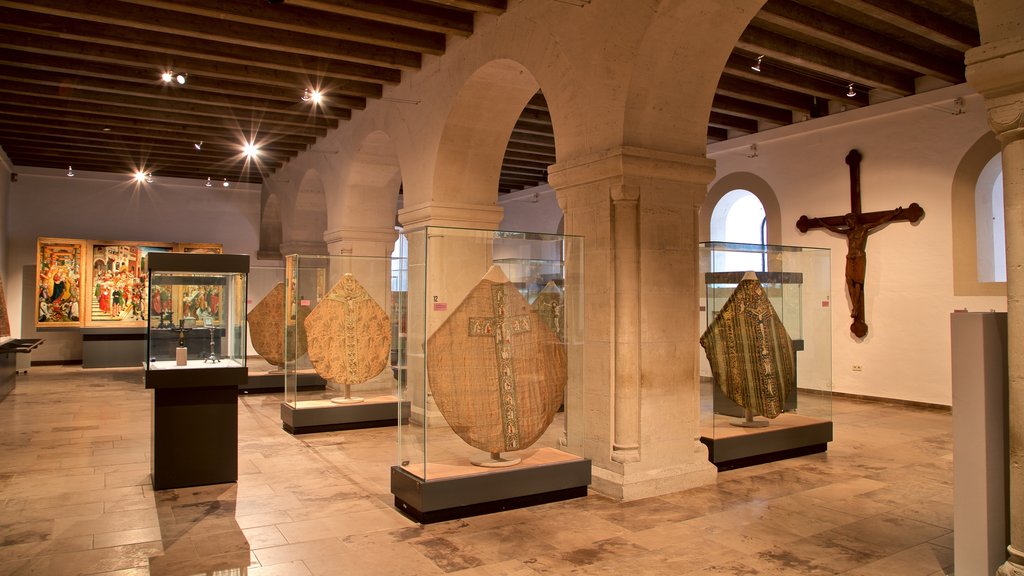 Burg Dankwarderode toont interieur en religieuze aspecten