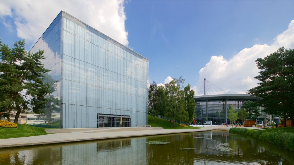 Complexo Volkswagen Autostadt mostrando arquitetura moderna e um lago