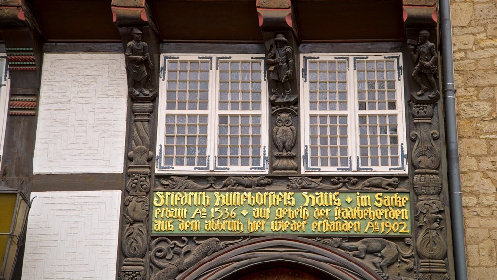 Place du Château qui includes éléments du patrimoine et signalisation