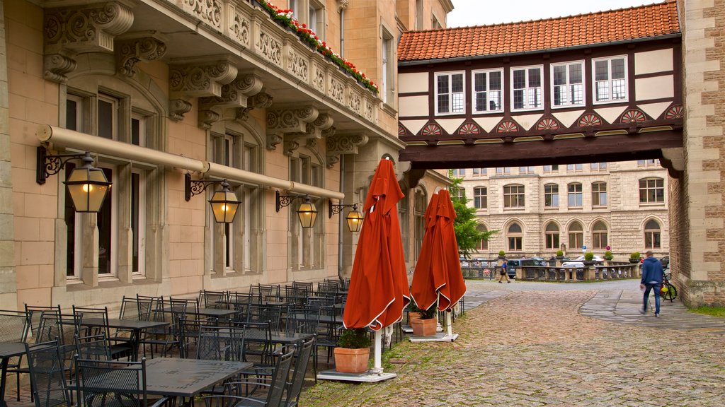 Place du Château mettant en vedette éléments du patrimoine