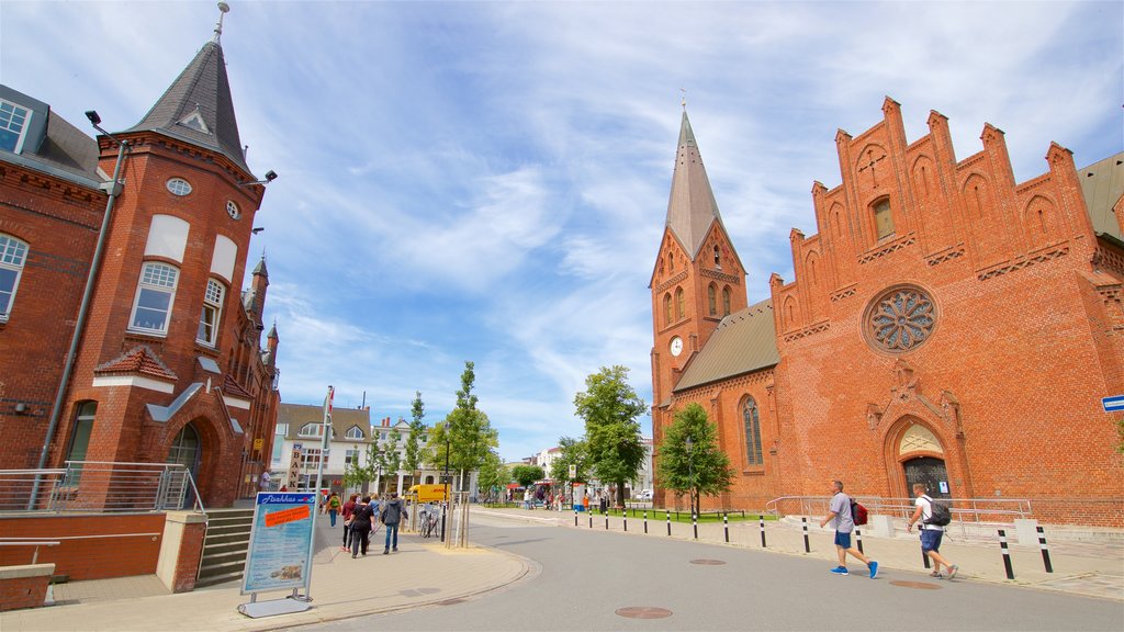 Iglesia de Warnemünde mostrando una iglesia o catedral y patrimonio de arquitectura