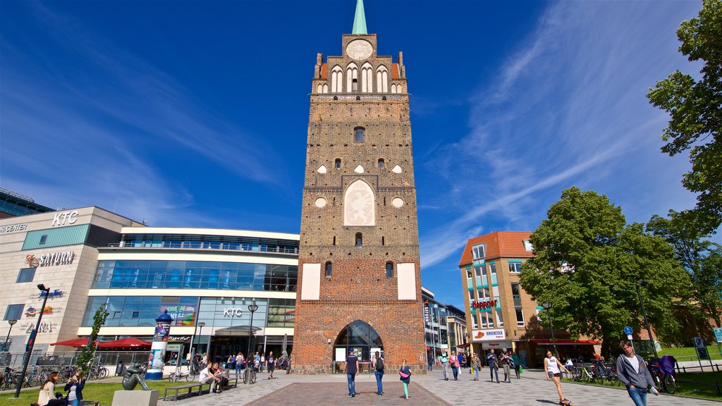 Kröpeliner Tor showing street scenes and heritage architecture as well as a small group of people