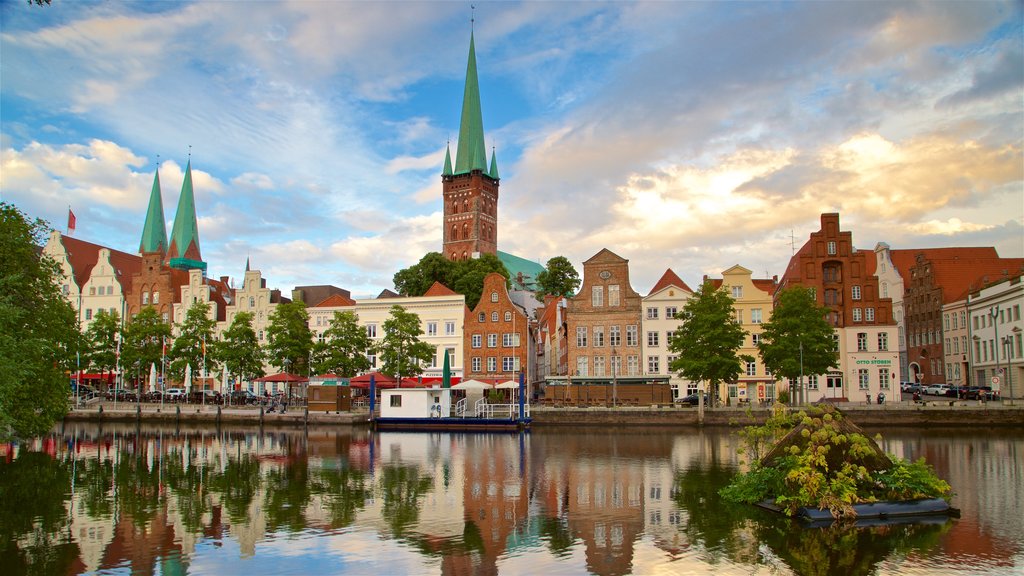 Petrikirche og byder på en flod eller et vandløb, en by og en solnedgang