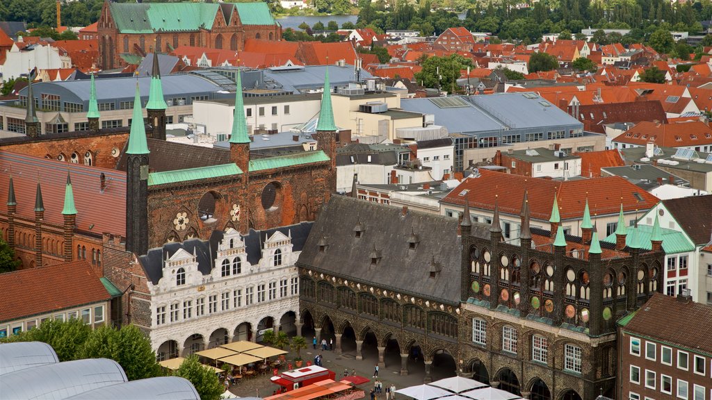 Petrikirche toont historische architectuur, een stad en landschappen