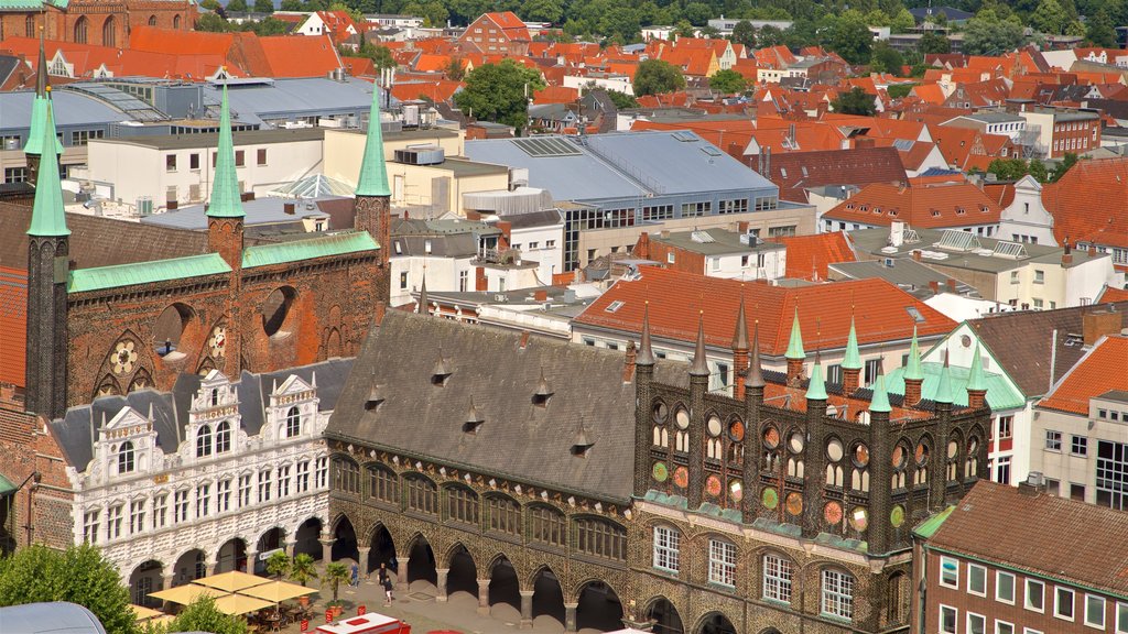 Petrikirche ofreciendo arquitectura patrimonial, una ciudad y vista panorámica