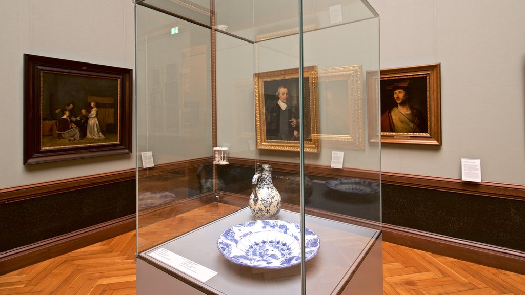 Museum Schwerin showing interior views and art