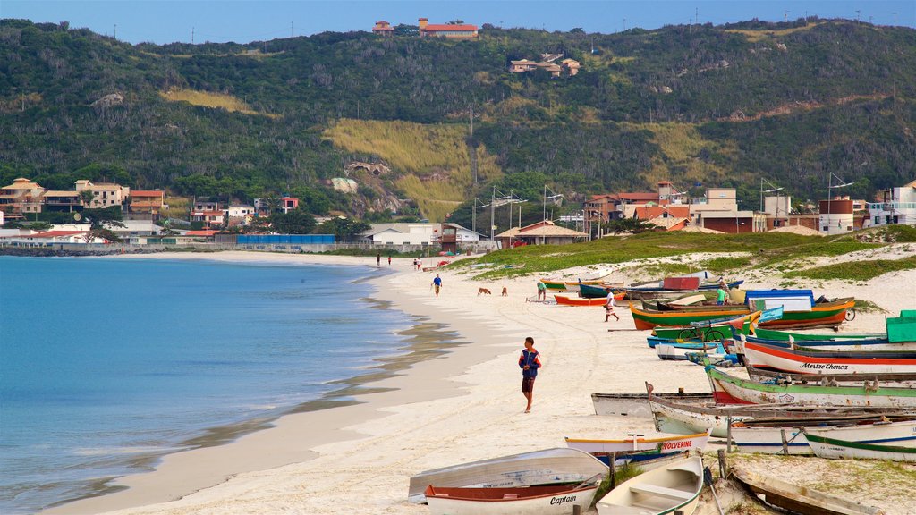 Porto do Forno caracterizando uma praia de areia, uma cidade litorânea e paisagens litorâneas