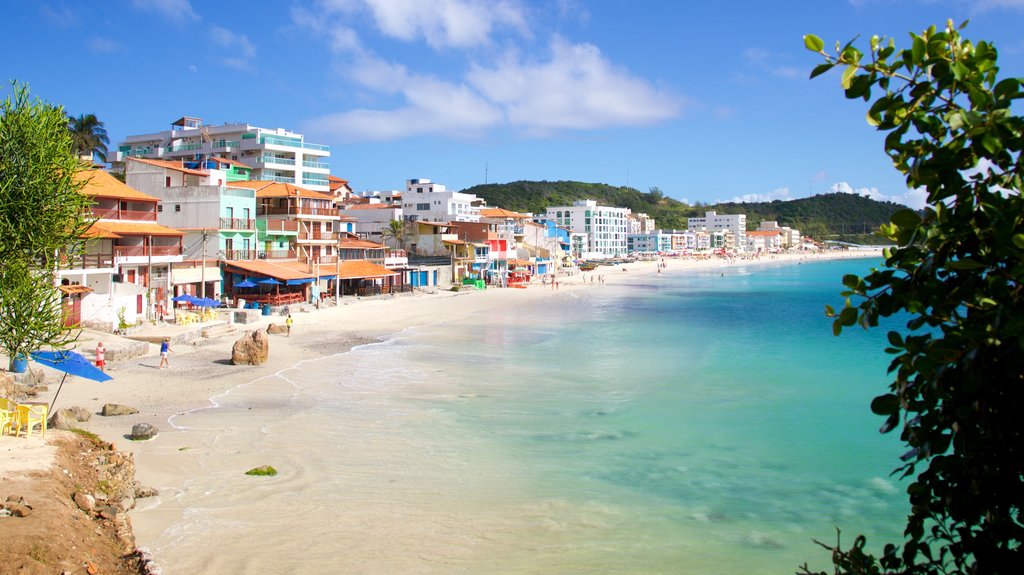 Playa Prainha mostrando una ciudad costera, vistas generales de la costa y una playa de arena